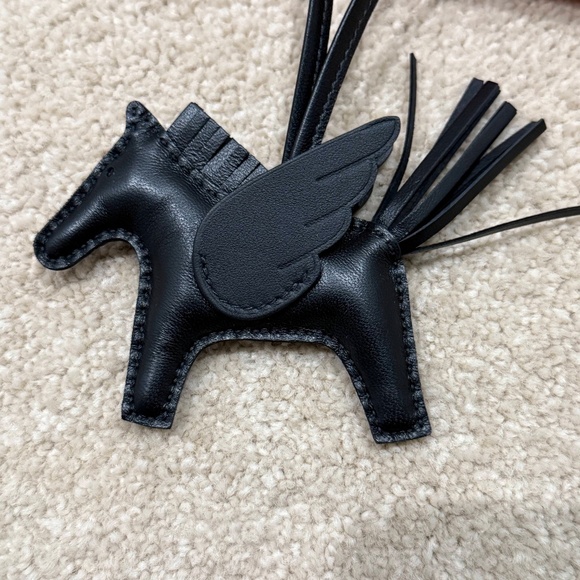 Rare Hermès So Black Pegase Rodeo Charm PM Size - Noir w/ Noir Wings Pegasus - Picture 1 of 6